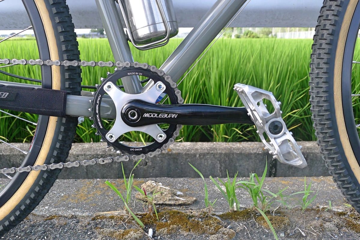 mountain bike crankset with bottom bracket